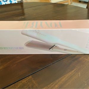 NIB: FOXYBAE Blush Wide Plate Flat Iron - Fast Hair Straightener
